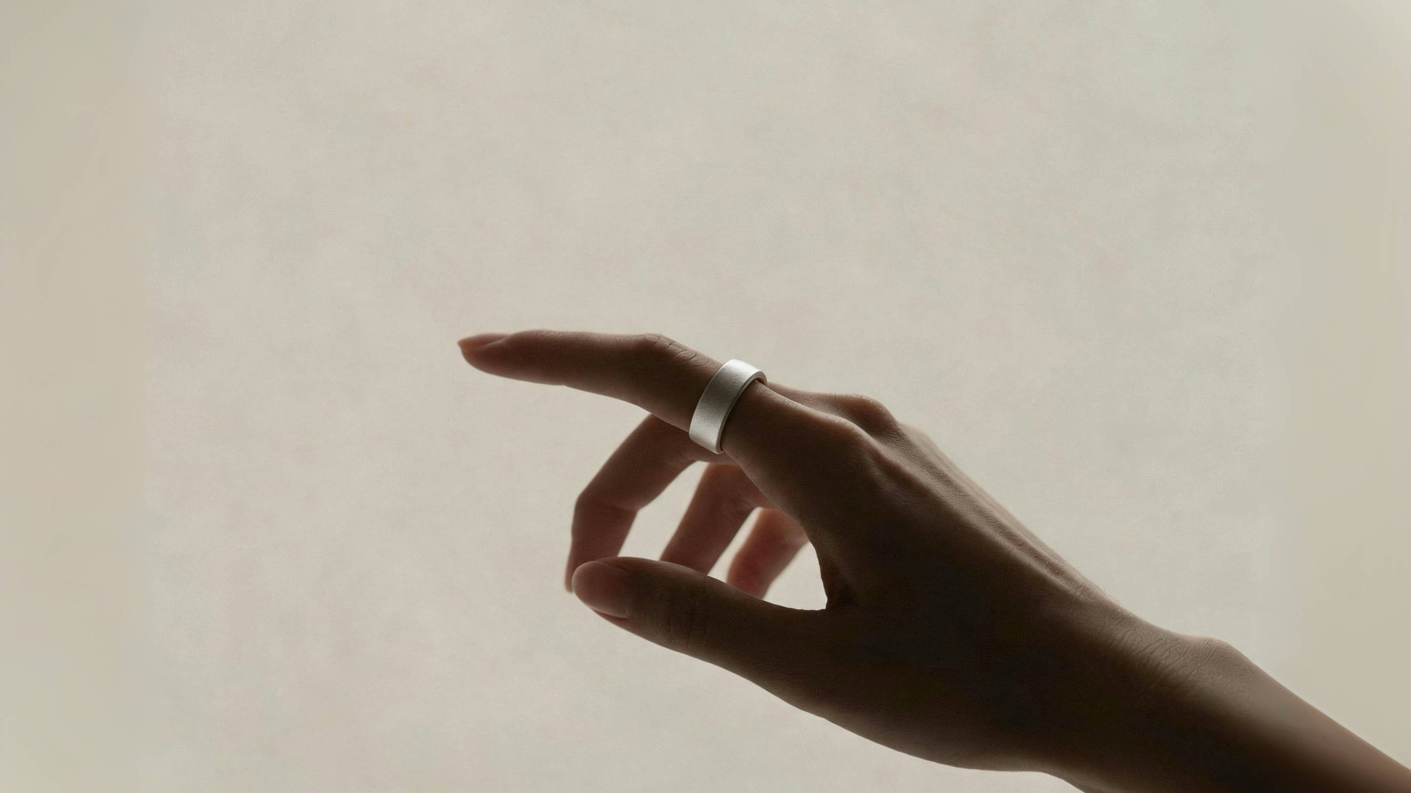 A hand wearing the HearlingU smart ring